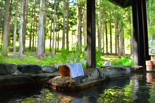 緑鮮やかな温泉露天風呂